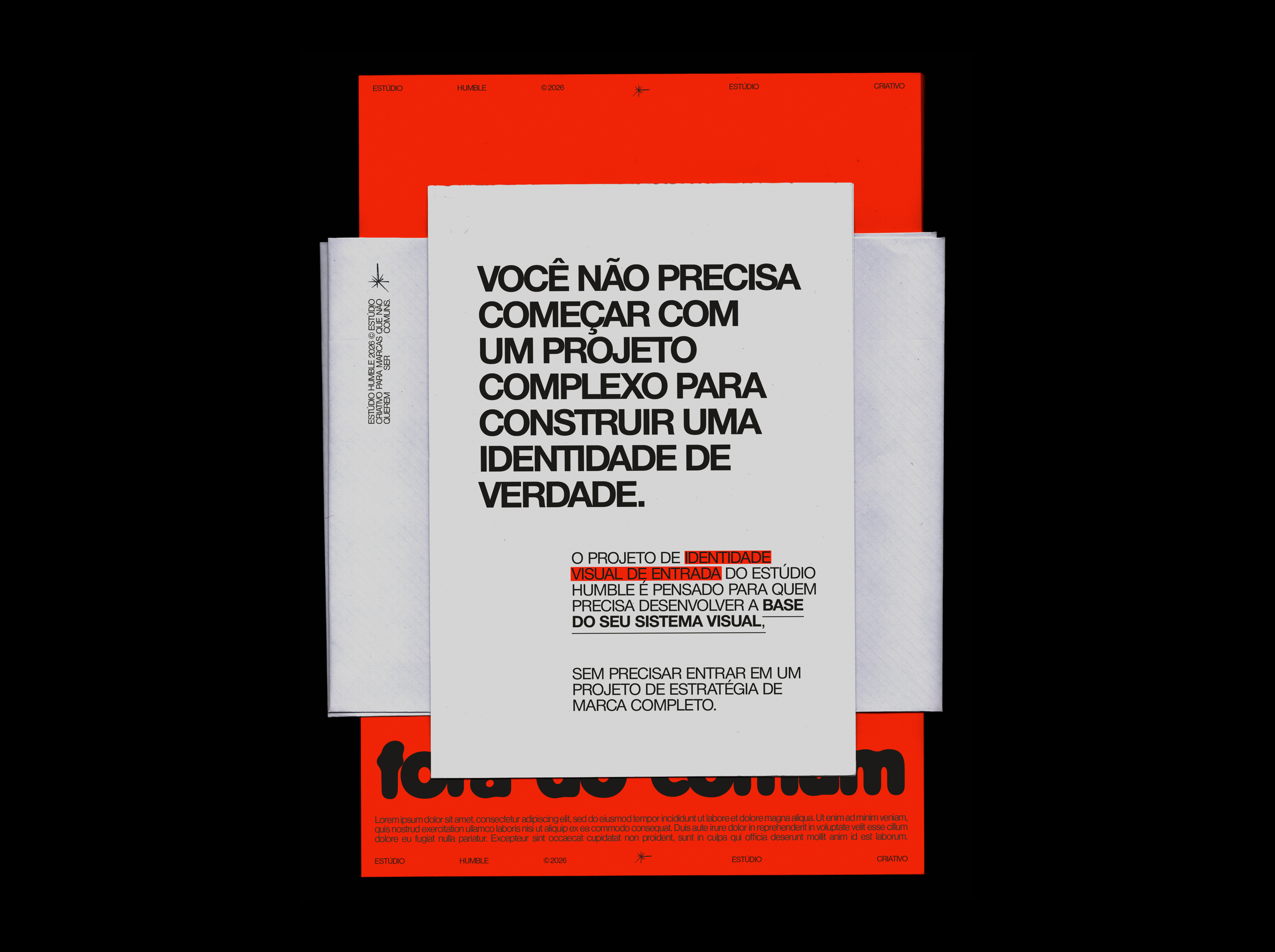 Cartaz do Estúdio Humble com o texto: Você não precisa começar com um projeto complexo para construir uma identidade de verdade. O projeto de identidade visual de entrada do Estúdio Humble é pensado para quem precisa desenvolver a base do seu sistema visual, sem precisar entrar em um projeto de estratégia de marca completo.